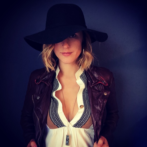 Meet your Posher, Elise - Picture 2 of 3